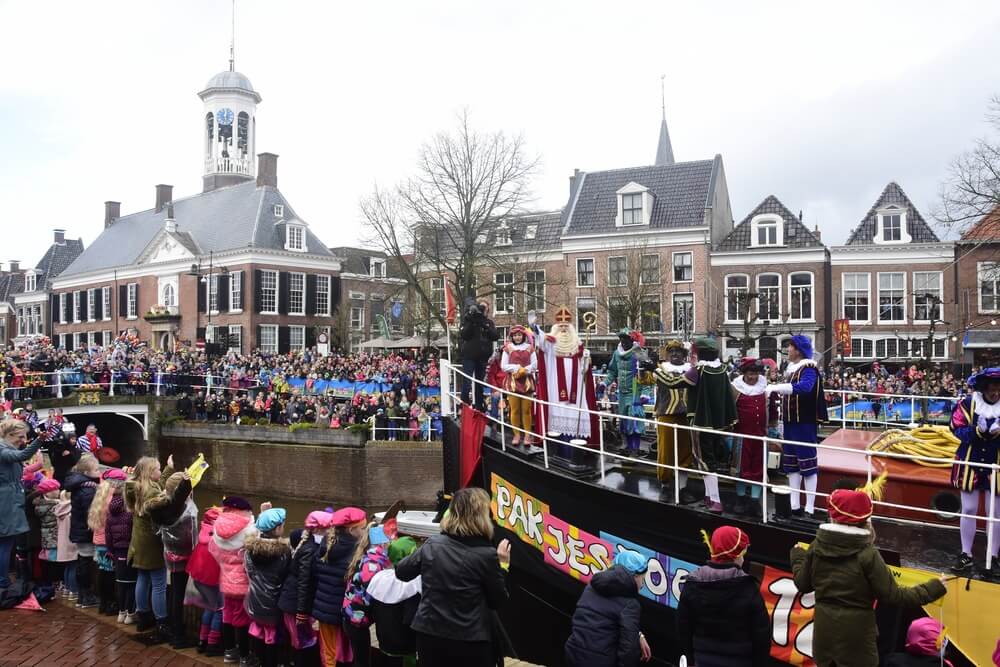 Landelijke Sinterklaasintocht Dokkum 2017 met Sinterklaas en duizenden bezoekers langs de route