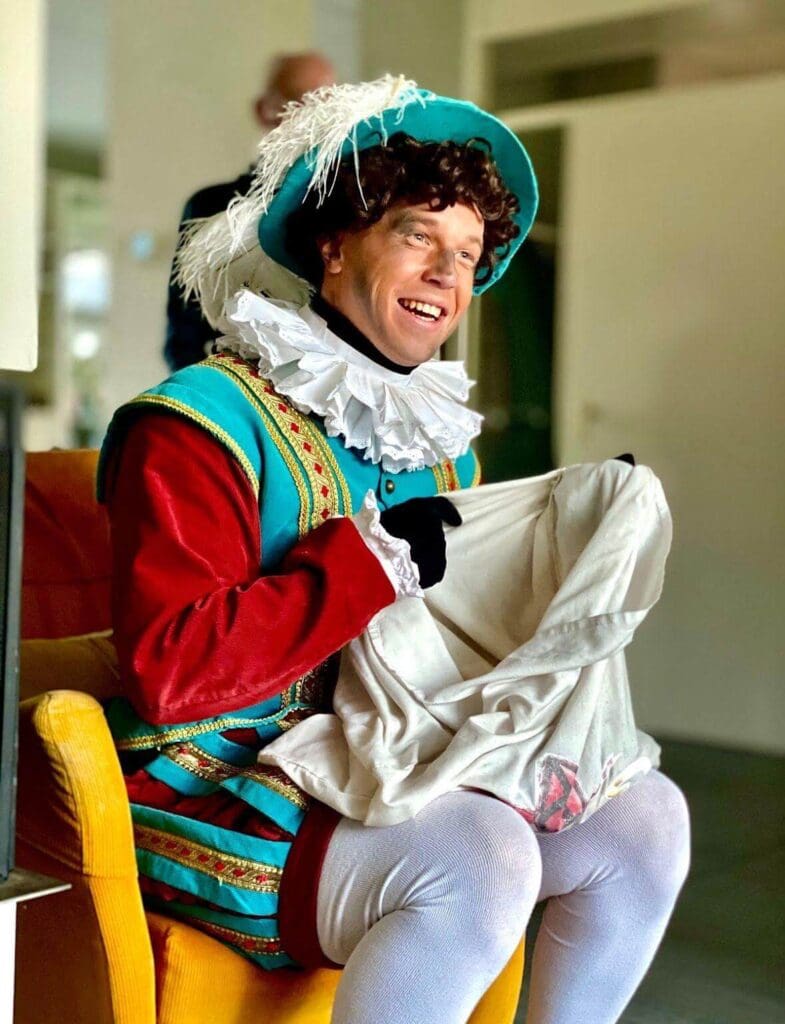 Piet bereidt zich voor op huisbezoeken tijdens de Sinterklaasperiode