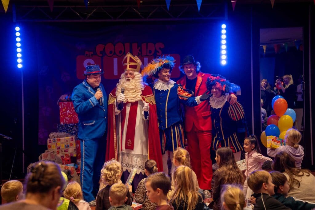 Kinderen genieten van het Sinterklaasfeest voor UWV in Leeuwarden