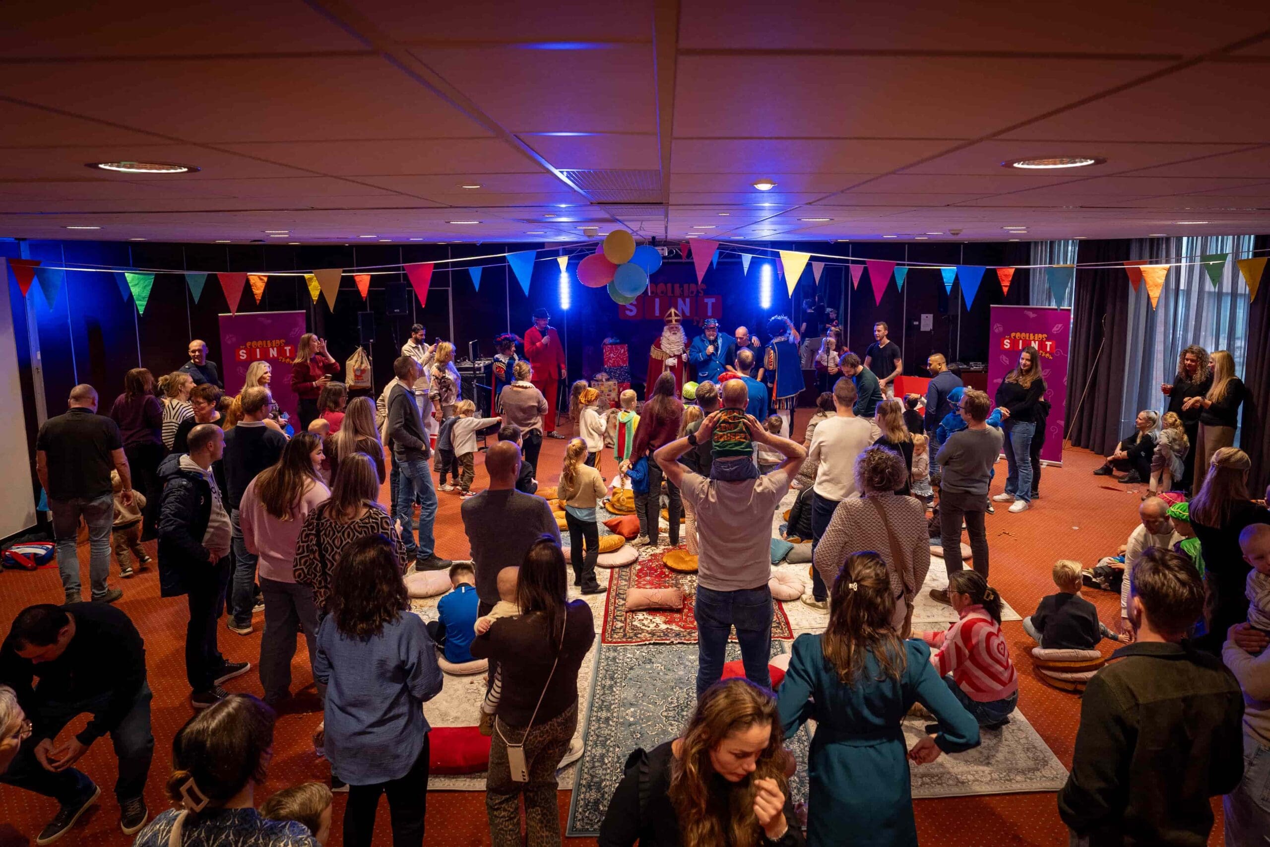 Sinterklaasfeest voor UWV in Leeuwarden met kinderen, ouders en entertainment