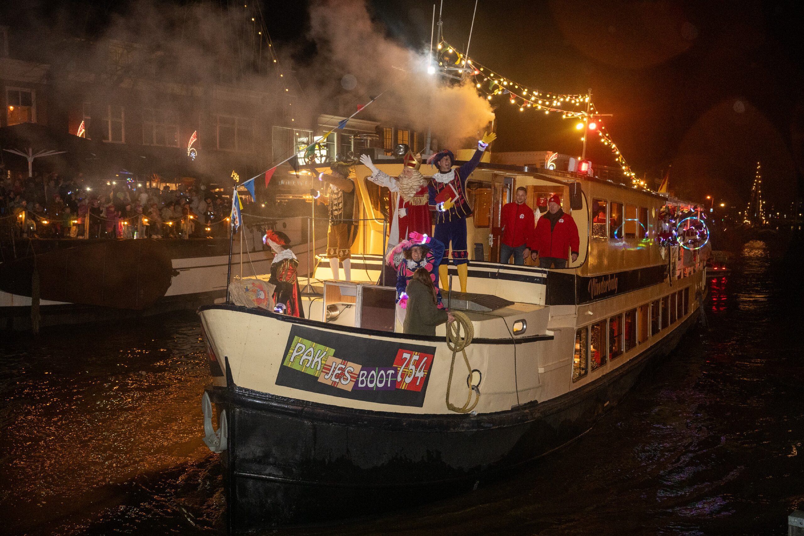 Sinterklaas arriveert per verlichte stoomboot tijdens de avondintocht in Dokkum 2025
