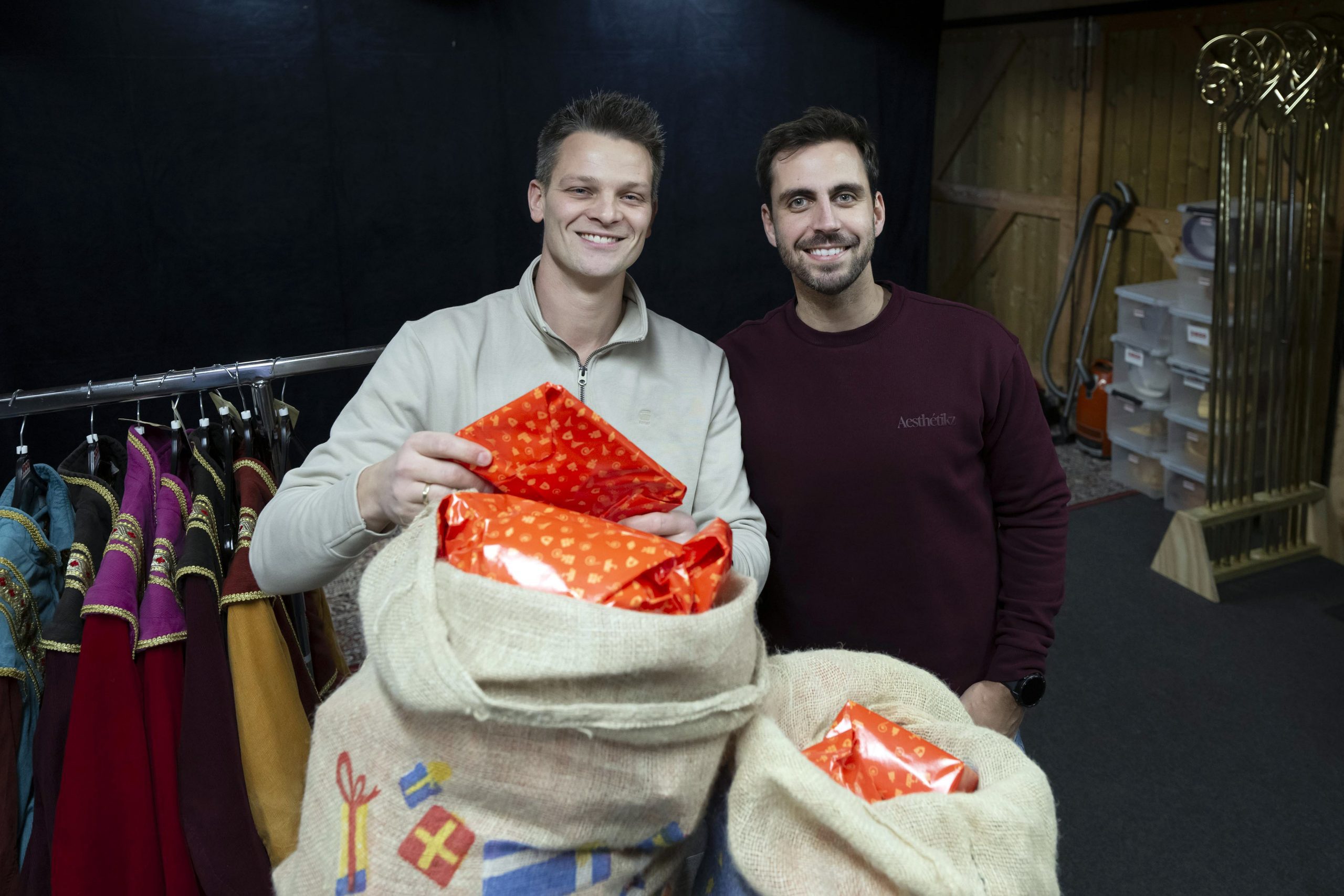 Ingepakte Sinterklaascadeaus voor bedrijven, verzorgd door Sintcadeaukopen.nl
